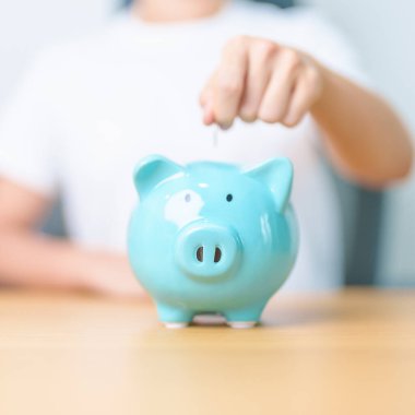 Gelecek Planı, Emeklilik Fonu, Emeklilik Fonu, Yatırım, Servet İşletmeleri ve Mali Konseptler İçin Para Tasarruf. El ele tutuşup domuz kumbarasına yatırmak, Dünya Tasarruf Günü için Para Saymak ve Bağışlamak