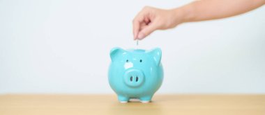 Gelecek Planı, Emeklilik Fonu, Emeklilik Fonu, Yatırım, Servet İşletmeleri ve Mali Konseptler İçin Para Tasarruf. El ele tutuşup domuz kumbarasına yatırmak, Dünya Tasarruf Günü için Para Saymak ve Bağışlamak