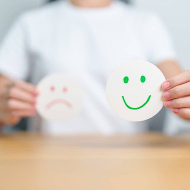 Kadın Mutlu Gülümseyen Yüz Kağıdı, Ruh Sağlığı Değerlendirmesi, Psikoloji, Sağlık Değerlendirmesi, Geribildirim, Müşteri Değerlendirmesi, Deneyim, Memnuniyet Anketi, Olumlu Düşünme ve Dünya Akıl Sağlığı Günü 'nü göster