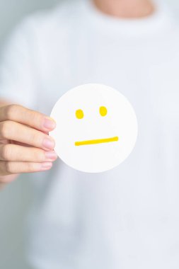Kadın, duygusal yüz kağıdı, zihinsel sağlık değerlendirmesi, psikoloji, sağlık değerlendirmesi, geribildirim, müşteri değerlendirmesi, deneyim, memnuniyet araştırması, olumlu düşünme ve dünya akıl sağlığı gününü gösterir