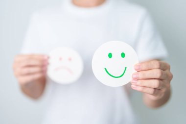 Kadın Mutlu Gülümseyen Yüz Kağıdı, Ruh Sağlığı Değerlendirmesi, Psikoloji, Sağlık Değerlendirmesi, Geribildirim, Müşteri Değerlendirmesi, Deneyim, Memnuniyet Anketi, Olumlu Düşünme ve Dünya Akıl Sağlığı Günü 'nü göster