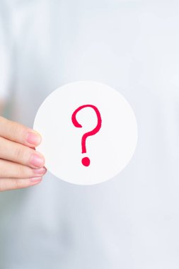 Kadın Soru Gösterme İşareti (? Kağıt üzerinde. SSS, sıklıkla sorulan sorular, yanıtlar, soru-cevap, bilgi, iletişim ve sorgulama kavramları