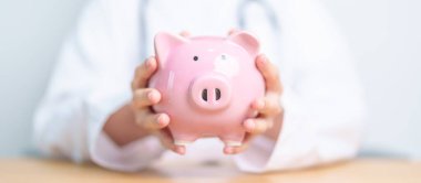 Doktor kumbarayı tutuyor ve para koyuyor. ve sağlık giderleri, para tasarrufu, sağlık sigortası, sağlık, bağış ve finansal kavramlar