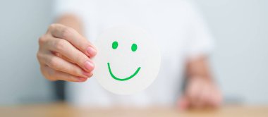 Kadın Mutlu Gülümseyen Yüz Kağıdı, Ruh Sağlığı Değerlendirmesi, Psikoloji, Sağlık Değerlendirmesi, Geribildirim, Müşteri Değerlendirmesi, Deneyim, Memnuniyet Anketi, Olumlu Düşünme ve Dünya Akıl Sağlığı Günü 'nü göster