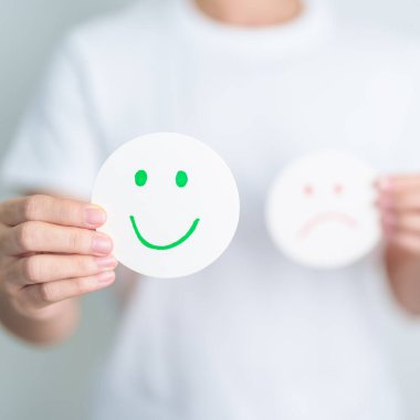 Kadın Mutlu Gülümseyen Yüz Kağıdı, Ruh Sağlığı Değerlendirmesi, Psikoloji, Sağlık Değerlendirmesi, Geribildirim, Müşteri Değerlendirmesi, Deneyim, Memnuniyet Anketi, Olumlu Düşünme ve Dünya Akıl Sağlığı Günü 'nü göster