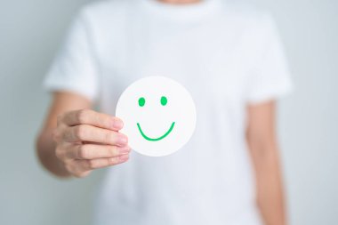 Kadın Mutlu Gülümseyen Yüz Kağıdı, Ruh Sağlığı Değerlendirmesi, Psikoloji, Sağlık Değerlendirmesi, Geribildirim, Müşteri Değerlendirmesi, Deneyim, Memnuniyet Anketi, Olumlu Düşünme ve Dünya Akıl Sağlığı Günü 'nü göster