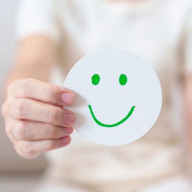 Kadın Mutlu Gülümseyen Yüz Kağıdı, Ruh Sağlığı Değerlendirmesi, Psikoloji, Sağlık Değerlendirmesi, Geribildirim, Müşteri Değerlendirmesi, Deneyim, Memnuniyet Anketi, Olumlu Düşünme ve Dünya Akıl Sağlığı Günü 'nü göster