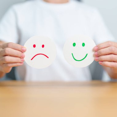 Kadın, duygusal yüz kağıdı, zihinsel sağlık değerlendirmesi, psikoloji, sağlık değerlendirmesi, geribildirim, müşteri değerlendirmesi, deneyim, memnuniyet araştırması, görüş, değerlendirme ve dünya akıl sağlığı gününü gösterir