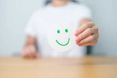 Kadın Mutlu Gülümseyen Yüz Kağıdı, Ruh Sağlığı Değerlendirmesi, Psikoloji, Sağlık Değerlendirmesi, Geribildirim, Müşteri Değerlendirmesi, Deneyim, Memnuniyet Anketi, Olumlu Düşünme ve Dünya Akıl Sağlığı Günü 'nü göster