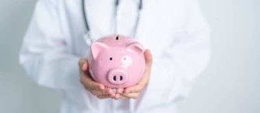 Doktor kumbarayı tutuyor ve para koyuyor. ve sağlık giderleri, para tasarrufu, sağlık sigortası, sağlık, bağış ve finansal kavramlar