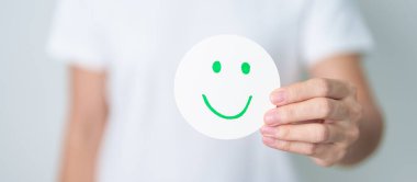 Kadın Mutlu Gülümseyen Yüz Kağıdı, Ruh Sağlığı Değerlendirmesi, Psikoloji, Sağlık Değerlendirmesi, Geribildirim, Müşteri Değerlendirmesi, Deneyim, Memnuniyet Anketi, Olumlu Düşünme ve Dünya Akıl Sağlığı Günü 'nü göster