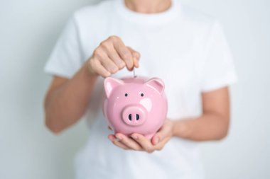 Gelecek Planı, Emeklilik Fonu, Emeklilik Fonu, Yatırım, Servet İşletmeleri ve Mali Konseptler İçin Para Tasarruf. El ele tutuşup domuz kumbarasına yatırmak, Dünya Tasarruf Günü için Para Saymak ve Bağışlamak