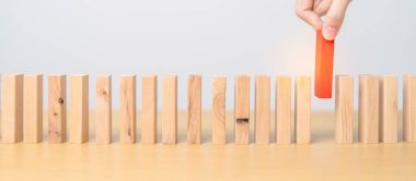 El yerleştirme ya da Red Domino tahta bloğunu masaya çekme. İş planlaması, Risk Yönetimi, Çözüm, lider, strateji, farklı, İşe alım, İnsan Kaynakları ve Eşsiz Konseptler