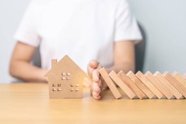 El, odun bloklarını düşürmeyi bırak ve ev modelini koru. Kriz, Sonbahar İşletmeleri, Risk, Ekonomik durgunluk, Geliştirici, Gayrimenkul ve Gayrimenkul kavramı