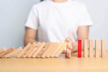 Tahta domino taşlarını masaya düşürme. Kriz, Sonbahar İşletmeleri, Risk Yönetimi, Ekonomik durgunluk, Strateji ve Çözümler Konsepti