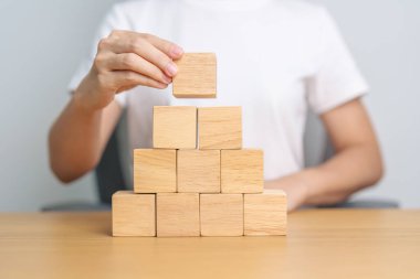 Elle yerleştirmek ya da binanın ahşap bloğunu çekmek. İş planlaması, Risk Yönetimi, Çözüm ve Strateji Kavramları