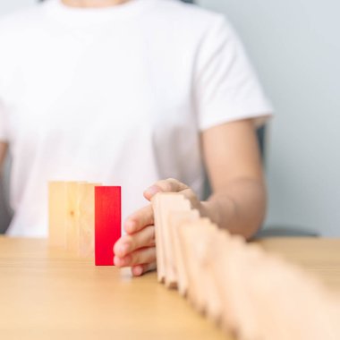 Tahta domino taşlarını masaya düşürme. Kriz, Sonbahar İşletmeleri, Risk Yönetimi, Ekonomik durgunluk, Strateji ve Çözümler Konsepti