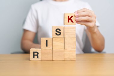 Elle yerleştirmek ya da binanın ahşap bloğunu çekmek. İş planlaması, Risk Yönetimi, Çözüm ve Strateji Kavramları