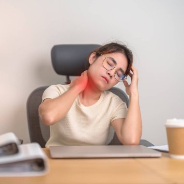 İş yerinde uzun süre Neck ve Omuz ağrısı çeken bir kadın. Fibromiyalji, romatizma, skapüler ağrı, ofis sendromu ve ergonomik konsept yüzünden.