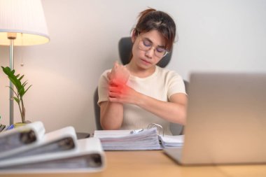 İş yerinde uzun süre bilgisayar ve fare kullanırken bilek ağrısı çeken bir kadın. De Quervain 's tenosynovitis, romatizma ergonomik, Carpal Tunnel Sendromu veya Office sendromu konsepti