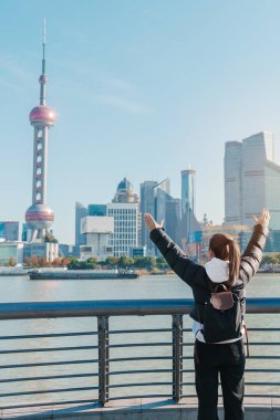 Çin, Şangay 'ı ziyaret eden bir kadın gezgin. Sırt çantalı bayan turist Şangay 'da Lujiazui' nin Şangay manzarasına bakıyor. Şehir simgesi ve turizm turizmi için popüler. Tatil kavramı