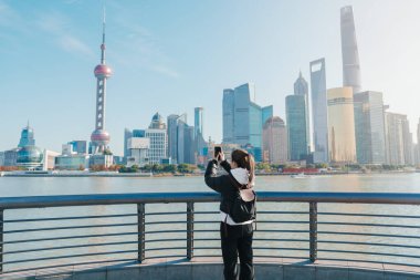 Çin, Şangay 'ı ziyaret eden bir kadın gezgin. Sırt çantalı bayan turist Şangay 'da Lujiazui' nin Şangay manzarasına bakıyor. Şehir simgesi ve turizm turizmi için popüler. Tatil kavramı