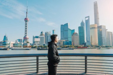 Şangay, Çin 'i ziyaret eden bir gezgin. Erkek turist Şangay 'da Lujiazui' nin The Bund of Shanghai manzarasını seyrediyor. Şehir simgesi ve turizm turizmi için popüler. Tatil kavramı