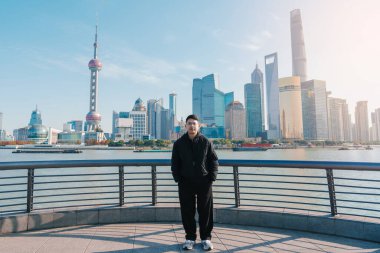 Şangay, Çin 'i ziyaret eden bir gezgin. Erkek turist Şangay 'da Lujiazui' nin The Bund of Shanghai manzarasını seyrediyor. Şehir simgesi ve turizm turizmi için popüler. Tatil kavramı