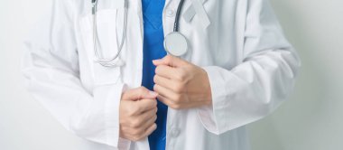 Beyin Kanseri Farkındalığı Mayıs ayında, gri renkli kurdeleli doktor, yaşam insanlarını desteklediği için. Sağlık ve Dünya Kanser Günü konsepti