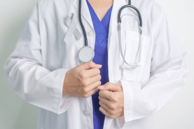 Beyin Kanseri Farkındalığı Mayıs ayında, gri renkli kurdeleli doktor, yaşam insanlarını desteklediği için. Sağlık ve Dünya Kanser Günü konsepti