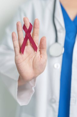 Mart ayı için Burgundy Red Ribbon 'ın doktoru çoklu miyelom kanseri ve Aralık ayı AIDS farkındalığı. Sağlık ve dünya kanser günü konsepti