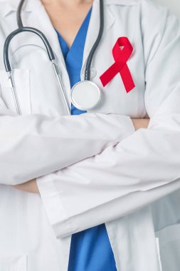 Aralık Dünya Yardım Günü için kırmızı kurdeleli doktor, bağışıklık yetmezliği sendromu, çoklu miyelom kanseri farkındalığı ayı ve Ulusal Kırmızı Kurdele haftası. Sağlık ve dünya kanser günü konsepti