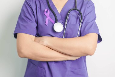 Şiddet, Pankreas, Özofagus, Testis kanseri, Alzheimer, epilepsi, lupus, Sarkoidoz ve Fibromiyalji için mor kurdele tutan doktor. Farkındalık ayı ve Dünya Kanser Günü konsepti