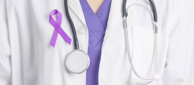 Şiddet, Pankreas, Özofagus, Testis kanseri, Alzheimer, epilepsi, lupus, Sarkoidoz ve Fibromiyalji için mor kurdele tutan doktor. Farkındalık ayı ve Dünya Kanser Günü konsepti