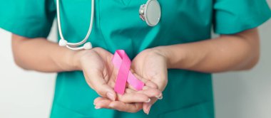 Pembe Ekim Göğüs Kanseri Bilinci Ayı, Pembe Kurdeleli kadın doktor, insanların hayatını ve hastalıklarını desteklemek için hastanede. Ulusal Kanserden kurtulanlar ayı, Anne ve Dünya Kanser Günü konsepti