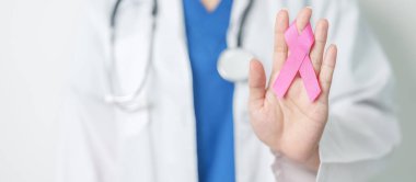 Pembe Ekim Göğüs Kanseri Bilinci Ayı, Pembe Kurdeleli kadın doktor, insanların hayatını ve hastalıklarını desteklemek için hastanede. Ulusal Kanserden kurtulanlar ayı, Anne ve Dünya Kanser Günü konsepti