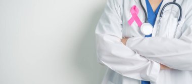 Pembe Ekim Göğüs Kanseri Bilinci Ayı, Pembe Kurdeleli kadın doktor, insanların hayatını ve hastalıklarını desteklemek için hastanede. Ulusal Kanserden kurtulanlar ayı, Anne ve Dünya Kanser Günü konsepti