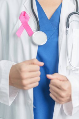 Pembe Ekim Göğüs Kanseri Bilinci Ayı, Pembe Kurdeleli kadın doktor, insanların hayatını ve hastalıklarını desteklemek için hastanede. Ulusal Kanserden kurtulanlar ayı, Anne ve Dünya Kanser Günü konsepti