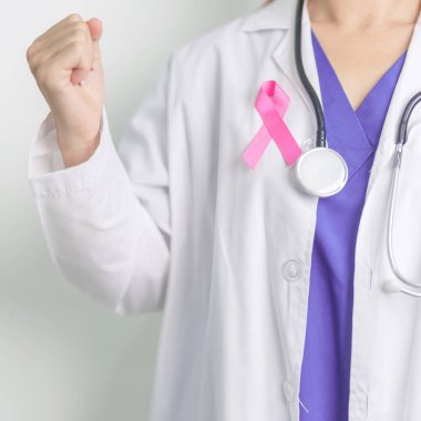 Pembe Ekim Göğüs Kanseri Bilinci Ayı, Pembe Kurdeleli kadın doktor, insanların hayatını ve hastalıklarını desteklemek için hastanede. Ulusal Kanserden kurtulanlar ayı, Anne ve Dünya Kanser Günü konsepti