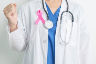 Pembe Ekim Göğüs Kanseri Bilinci Ayı, Pembe Kurdeleli kadın doktor, insanların hayatını ve hastalıklarını desteklemek için hastanede. Ulusal Kanserden kurtulanlar ayı, Anne ve Dünya Kanser Günü konsepti