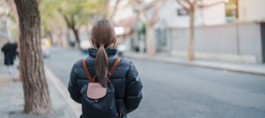 Çin, Şangay 'ı ziyaret eden bir kadın gezgin. Anfu Yolu 'nu gezen sırt çantalı bir bayan turist. Şangay 'da turizm turizmiyle ünlü. Seyahat ve tatil kavramı 