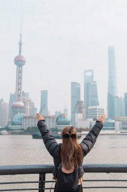 Çin, Şangay 'ı ziyaret eden bir kadın gezgin. Sırt çantalı bayan turist Şangay 'da Lujiazui' nin Şangay manzarasına bakıyor. Şehir simgesi ve turizm turizmi için popüler. Tatil kavramı