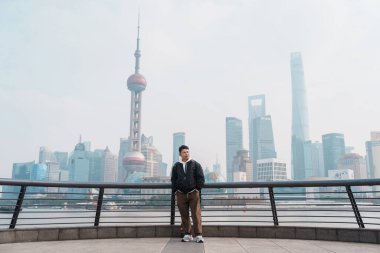 Şangay, Çin 'i ziyaret eden bir gezgin. Erkek turist Şangay 'da Lujiazui' nin The Bund of Shanghai manzarasını seyrediyor. Şehir simgesi ve turizm turizmi için popüler. Tatil kavramı