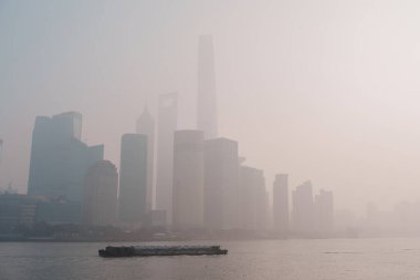 Çin, Şangay 'da kötü hava kirliliği. Pudong 'da Lujiazui' nin gökdeleninde, sabahları The Bund 'dan manzara. Hava Kalite Endeksi, El Kaide, Sağlıksız, Sağlık Hizmetleri Konsepti
