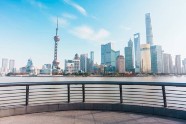 Sabahleyin Şangay 'ın şehir manzarası. Pudong 'daki Lujiazui' nin gökdeleni, Çin 'in Şangay Bund' ından manzara. Şehir simgesi ve turizm turizmi için popüler. Seyahat ve Tatil kavramı