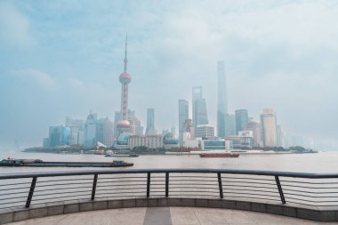 Sabahleyin Şangay 'ın şehir manzarası. Pudong 'daki Lujiazui' nin gökdeleni, Çin 'in Şangay Bund' ından manzara. Şehir simgesi ve turizm turizmi için popüler. 7 Aralık 2024, Şangay, Çin.