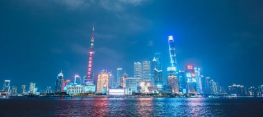 Pudong 'daki Lujiazui' nin gökdeleni, Çin 'in Şangay Bund' ından manzara. Şehir simgesi ve turizm turizmi için popüler. 7 Aralık 2024, Şangay, Çin