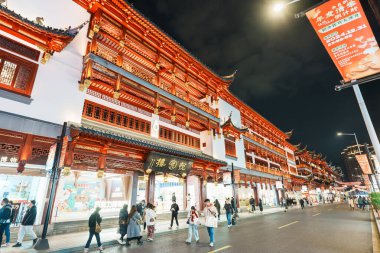 Yuyuan Old Street 'te geceleri, geleneksel mimari ve dükkanların her şeyi sattığı eski bir Çin mahallesinde Yuyuan hareketli bir pazar yeri. 8 Aralık 2024, Şangay, Çin.