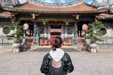 Tayvan 'da kadın gezgin, Longshan Tapınağı' nı gezen kadın turist, Wanhua Bölgesi, Taipei Şehri 'ndeki Çin halk dinî tapınağı. Şehir simgesi ve popüler. Seyahat ve Tatil kavramı
