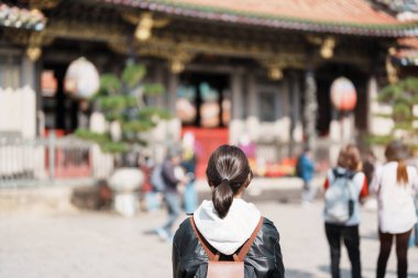 Tayvan 'da kadın gezgin, Longshan Tapınağı' nı gezen kadın turist, Wanhua Bölgesi, Taipei Şehri 'ndeki Çin halk dinî tapınağı. Şehir simgesi ve popüler. Seyahat ve Tatil kavramı